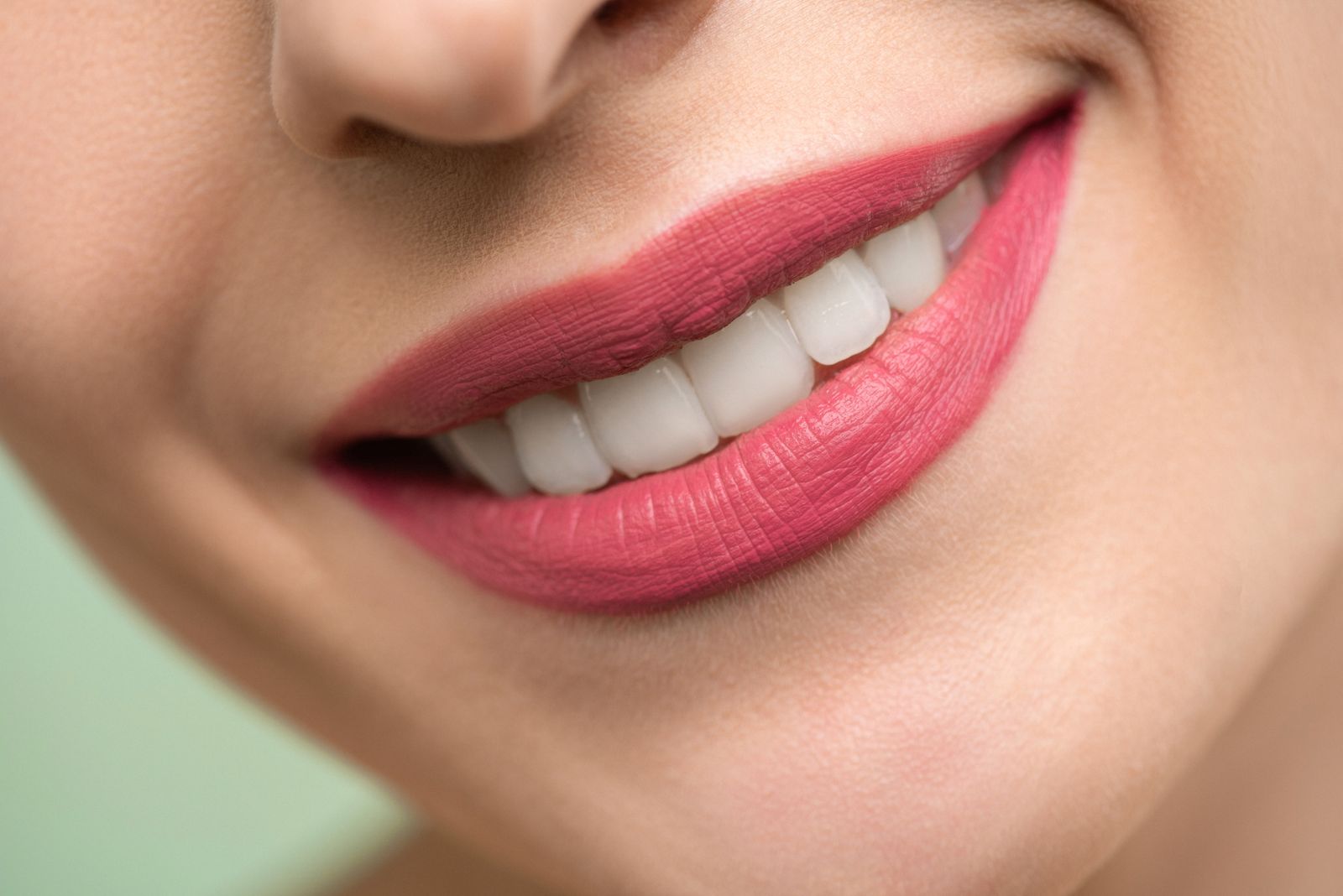 Sonrisa sana y alineada, resultado de un tratamiento en Smile Experts
