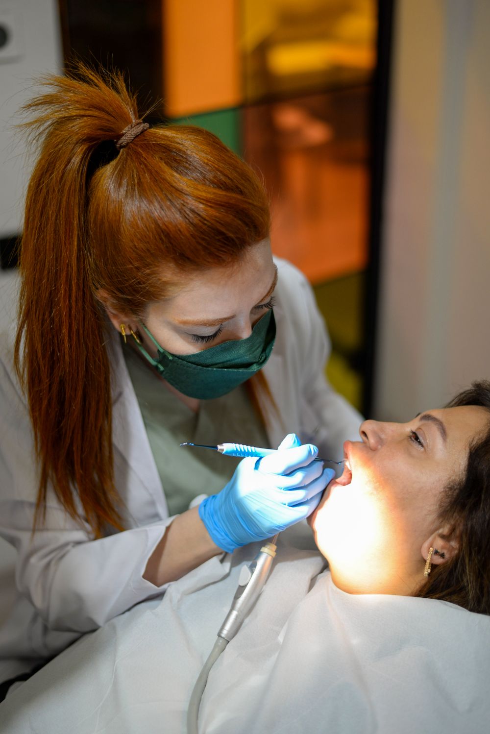 ¿Duele la limpieza dental? Qué esperar