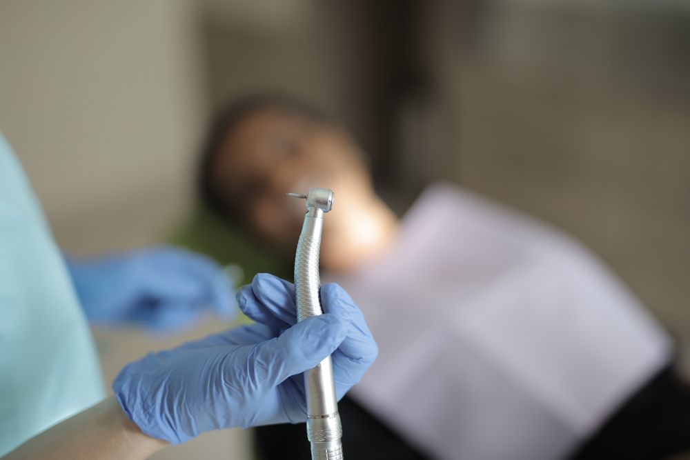 Dentista realizando una restauración con resina